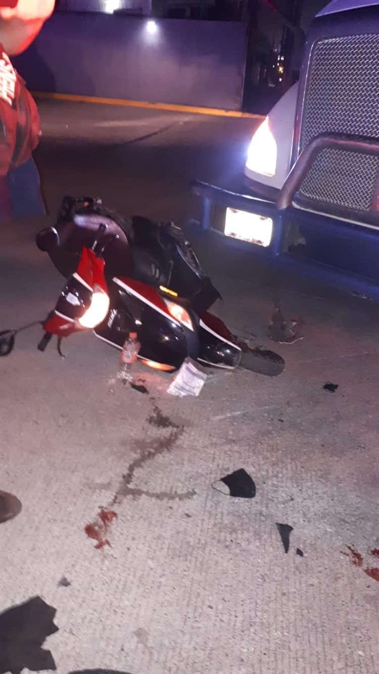 Motociclista es impactado por un tráiler sobre la avenida Rafael Cuervo, Veracruz