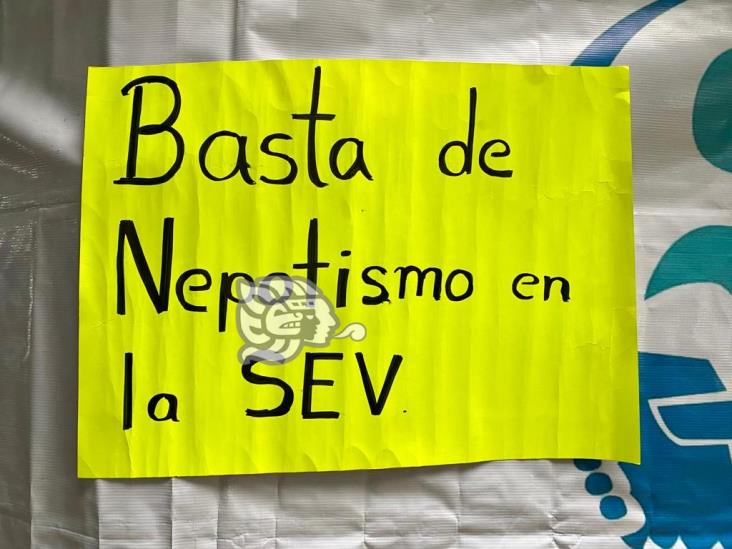 Con protesta, docentes exigen destitución de funcionarias de la SEV