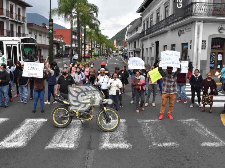 Vecinos de Nogales bloquean calle en Orizaba; piden justicia para mujer atropellada