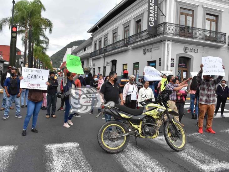 Vecinos de Nogales bloquean calle en Orizaba; piden justicia para mujer atropellada