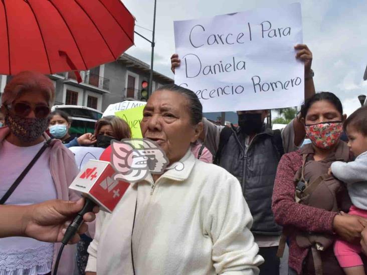 Vecinos de Nogales bloquean calle en Orizaba; piden justicia para mujer atropellada