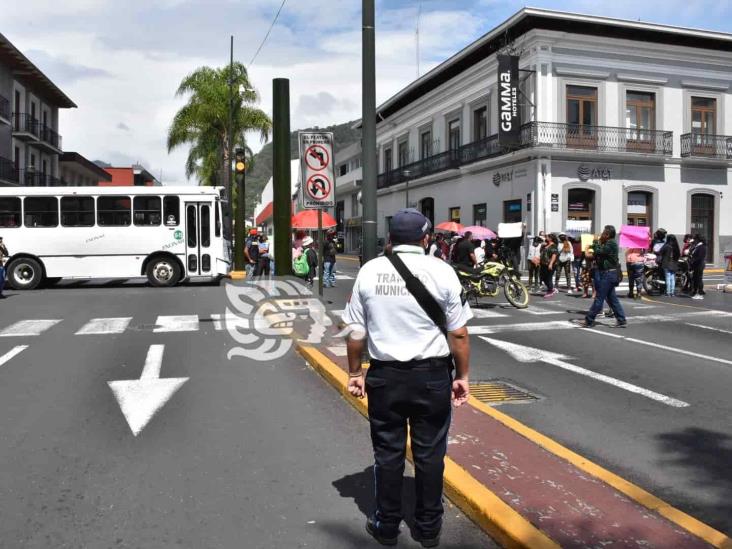 Vecinos de Nogales bloquean calle en Orizaba; piden justicia para mujer atropellada