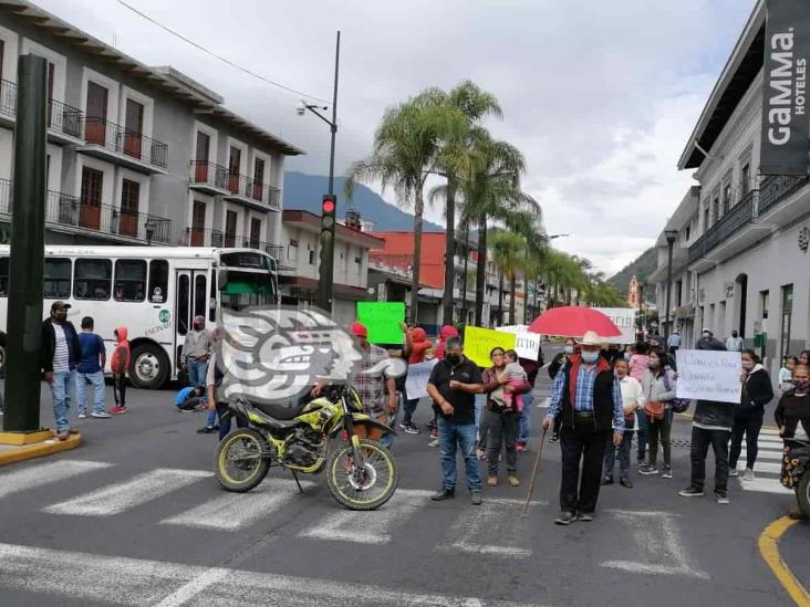 Vecinos de Nogales bloquean calle en Orizaba; piden justicia para mujer atropellada