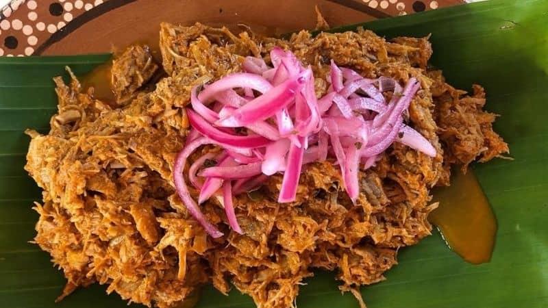 500 personas resultaron intoxicadas por comer cochinita pibil en Yucatán