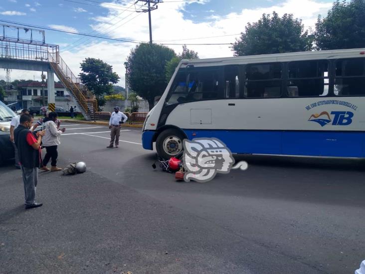 Autobús de ATB choca contra moto en el bulevar Banderilla