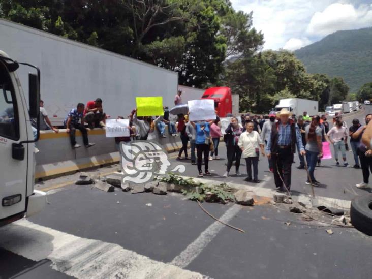 Vecinos de Nogales bloquean calle en Orizaba; piden justicia para mujer atropellada