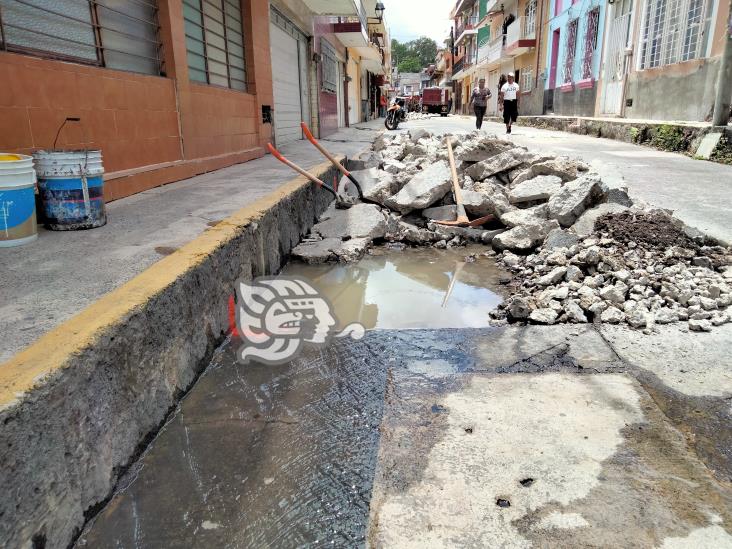¡Otra más! Personal de Obras Públicas de Xalapa rompe tubería y ocasiona fuga de agua