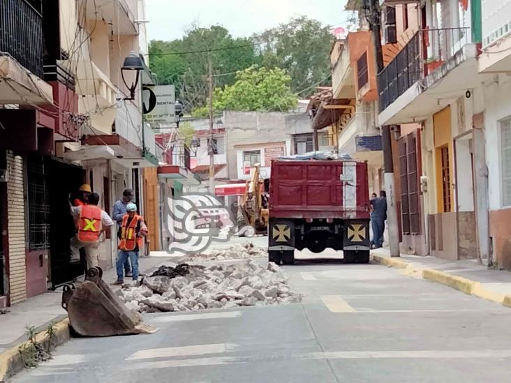 ¡Otra más! Personal de Obras Públicas de Xalapa rompe tubería y ocasiona fuga de agua