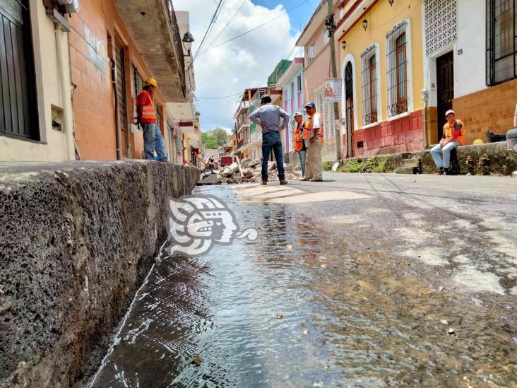 ¡Otra más! Personal de Obras Públicas de Xalapa rompe tubería y ocasiona fuga de agua