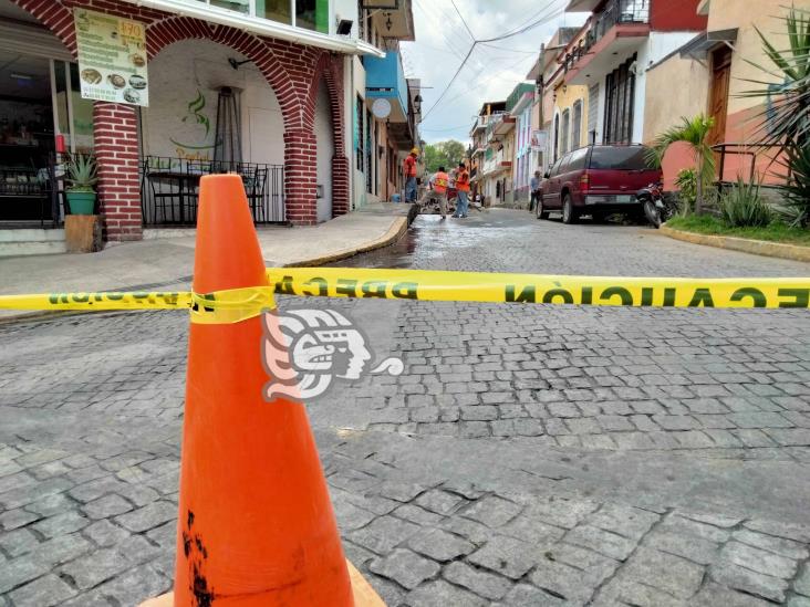 ¡Otra más! Personal de Obras Públicas de Xalapa rompe tubería y ocasiona fuga de agua