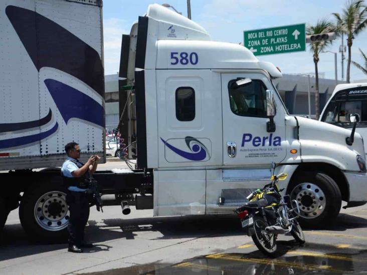 Motociclistas chocan contra tráiler en la avenida Ruiz Cortines, en Boca del Río