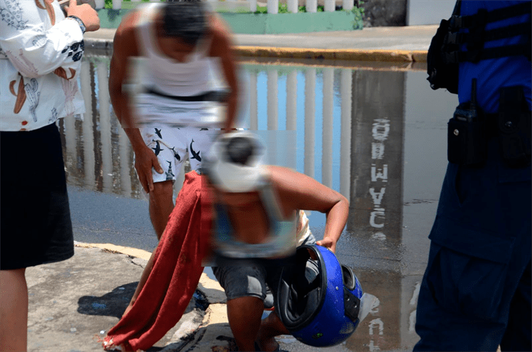 Motociclistas chocan contra tráiler en la avenida Ruiz Cortines, en Boca del Río