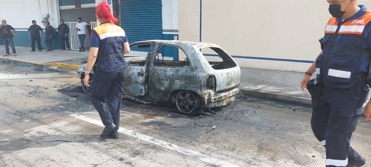 Se incendia automóvil sobre la avenida Urano en Boca del Río