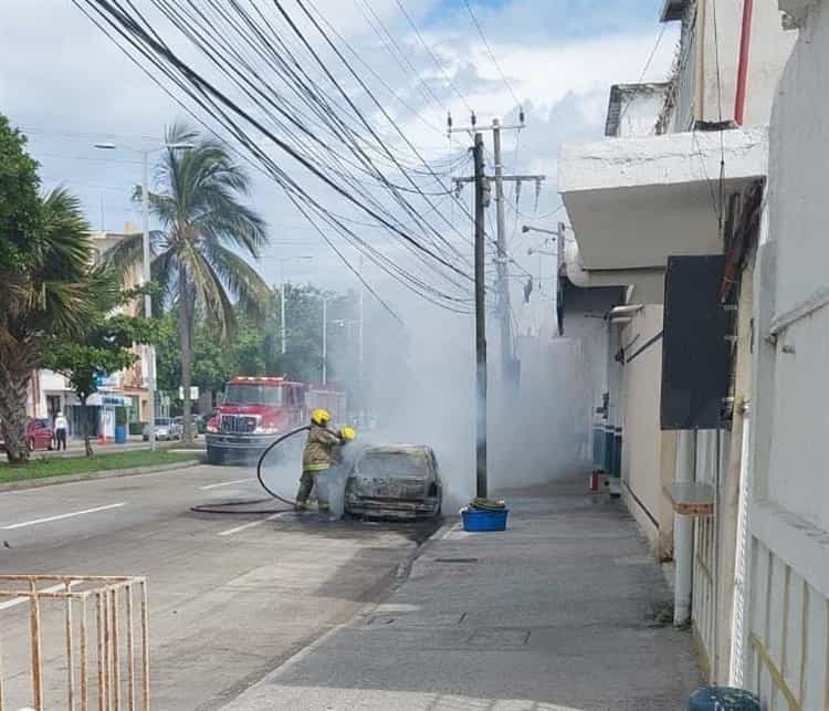 Se incendia automóvil sobre la avenida Urano en Boca del Río