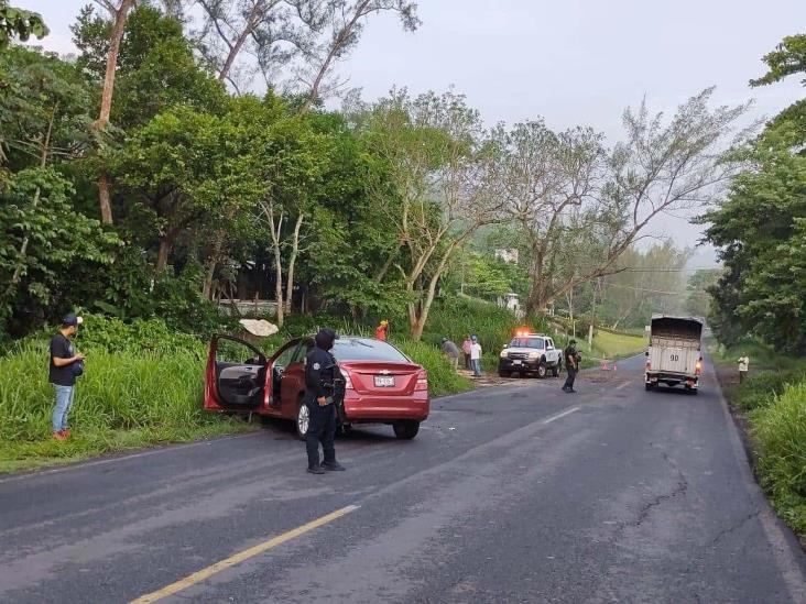 Se impacta automóvil contra pino que cayó sobre la carretera en San Andrés Tuxtla