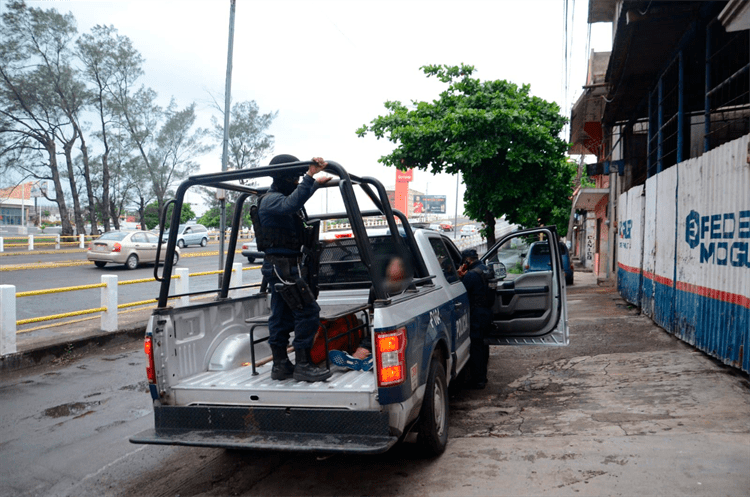 Detienen a sujeto que es sorprendido asaltando a estudiante en calles de Veracruz