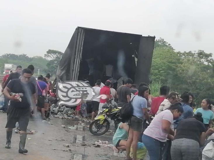 Arde cargamento de jugos en incendio de tráiler en pista Acayucan-Minatitlán