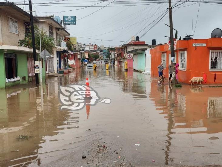 Lluvias inundan calle Luis Donaldo Colosio de la colonia Nacional, en Xalapa