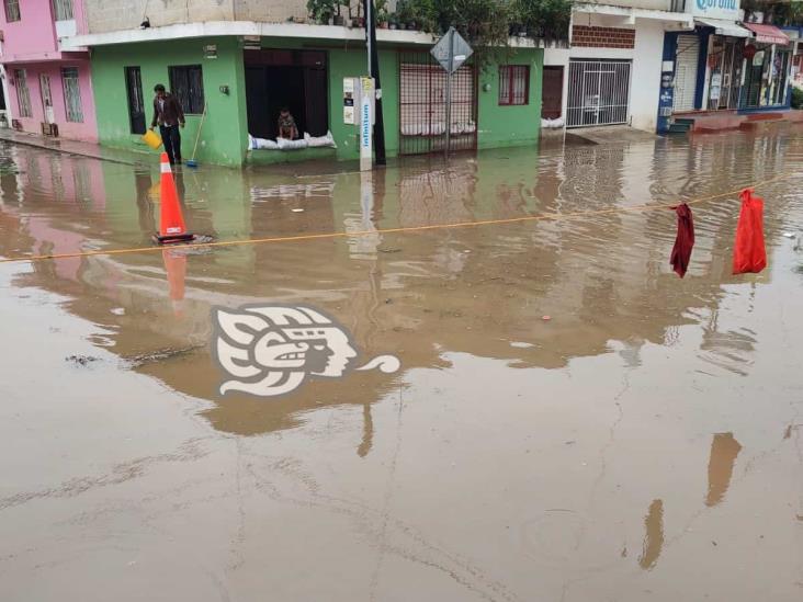 Lluvias inundan calle Luis Donaldo Colosio de la colonia Nacional, en Xalapa