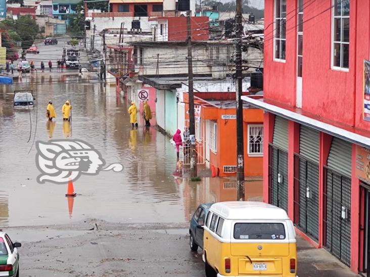 Lluvias inundan calle Luis Donaldo Colosio de la colonia Nacional, en Xalapa