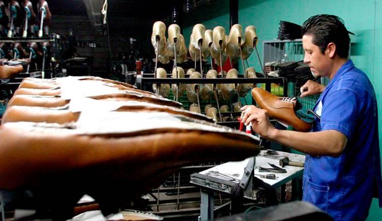 Zapateros de Naolinco, afectados por encarecimiento de insumos para fabricar calzado