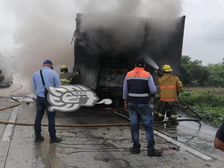 Arde cargamento de jugos en incendio de tráiler en pista Acayucan-Minatitlán