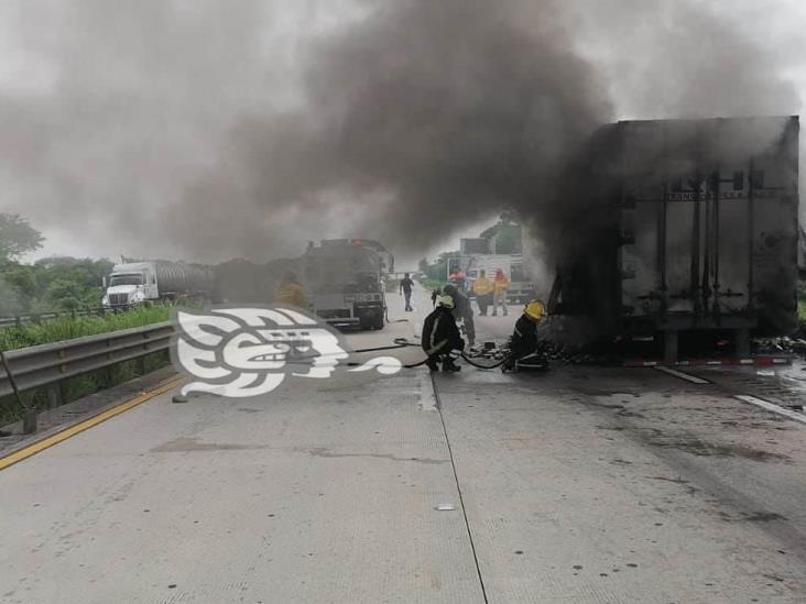 Arde cargamento de jugos en incendio de tráiler en pista Acayucan-Minatitlán