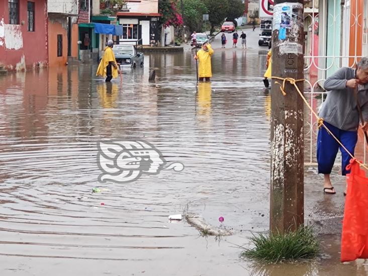 Lluvias inundan calle Luis Donaldo Colosio de la colonia Nacional, en Xalapa