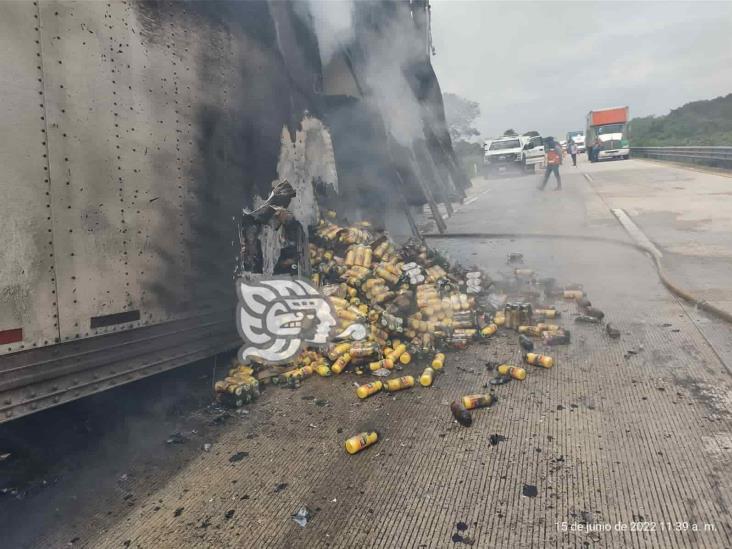 Arde cargamento de jugos en incendio de tráiler en pista Acayucan-Minatitlán