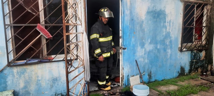 Se incendia vivienda en Los Volcanes en Veracruz