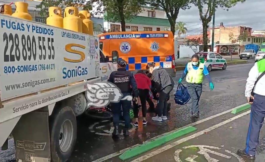 Camioneta repartidora de gas arrolla a ciclista en avenida Ruiz Cortines de Xalapa