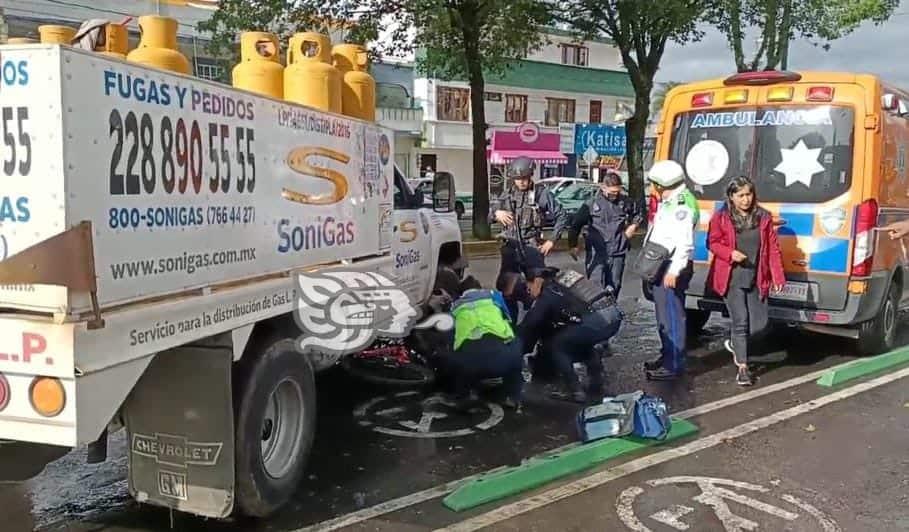 Camioneta repartidora de gas arrolla a ciclista en avenida Ruiz Cortines de Xalapa