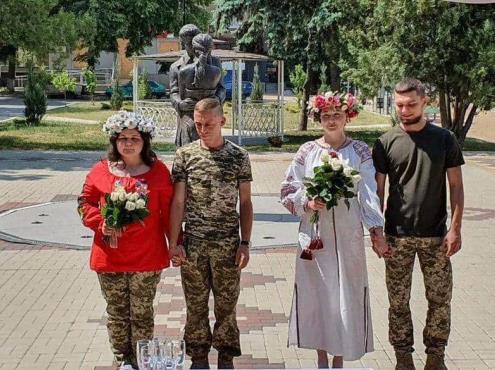 Parejas de militares se casan, en medio de la guerra Rusia-Ucrania