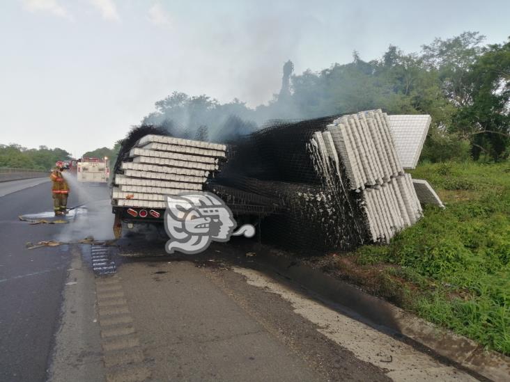 ‘Vuelven a nacer’ chilangos tras incendio de camioneta en el sur de Veracruz