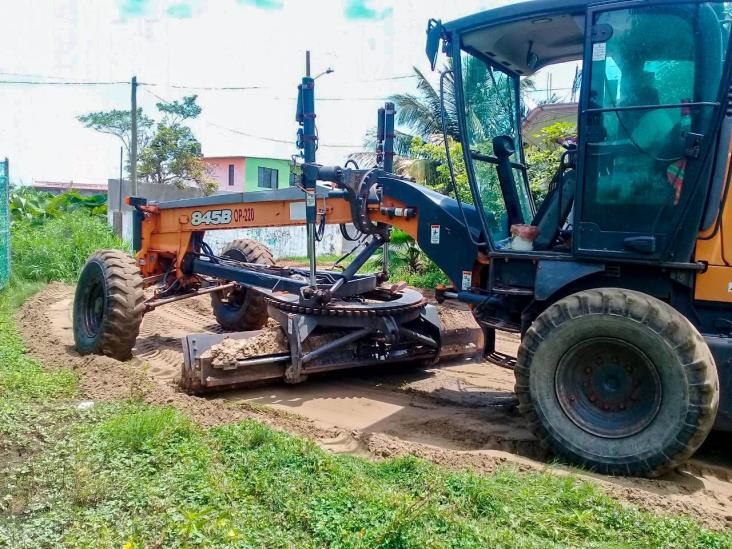 Ayuntamiento rehabilita calles y desazolva drenajes en Coatzacoalcos