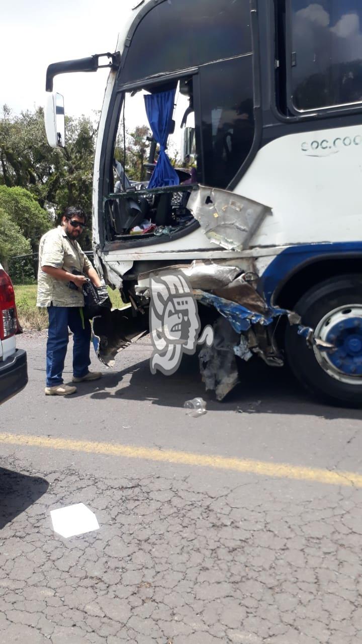 Choque en Naolinco deja 7 heridos; muere ex líder del SNTE, Ernesto Callejas Briones