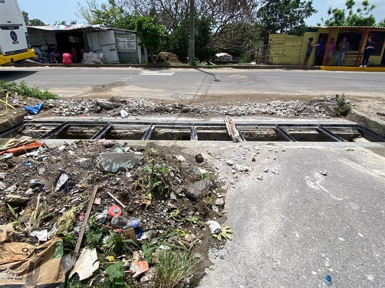 Sin paso a vehículos por falta de rejas de alcantarillas