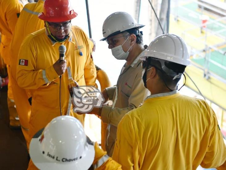 ¡Sí hay petróleo! director de Pemex supervisa pozo frente a Coatzacoalcos