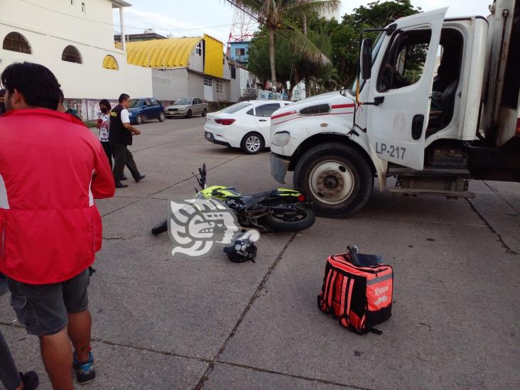 Choca motociclista contra camión de la Limpia Pública en Coatzacoalcos