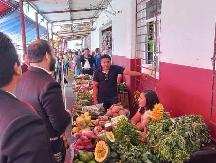 Joven sorprende con mariachi a su enamorada en el Mercado Morelos