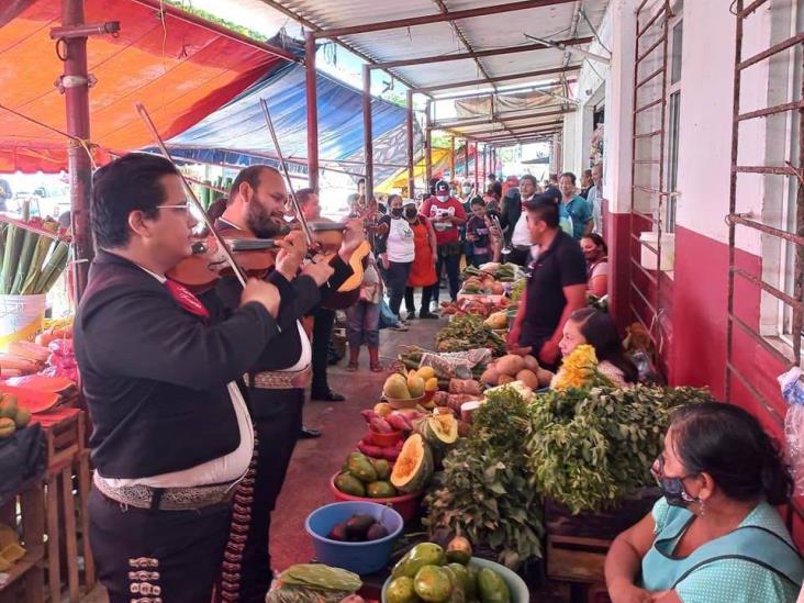 Joven sorprende con mariachi a su enamorada en el Mercado Morelos