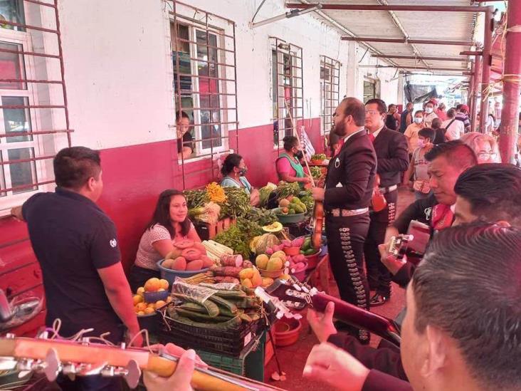 Joven sorprende con mariachi a su enamorada en el Mercado Morelos