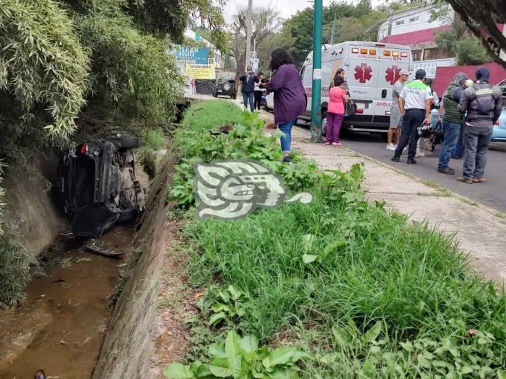 Cayó auto en canal de aguas pluviales en la avenida Rébsamen, de Xalapa