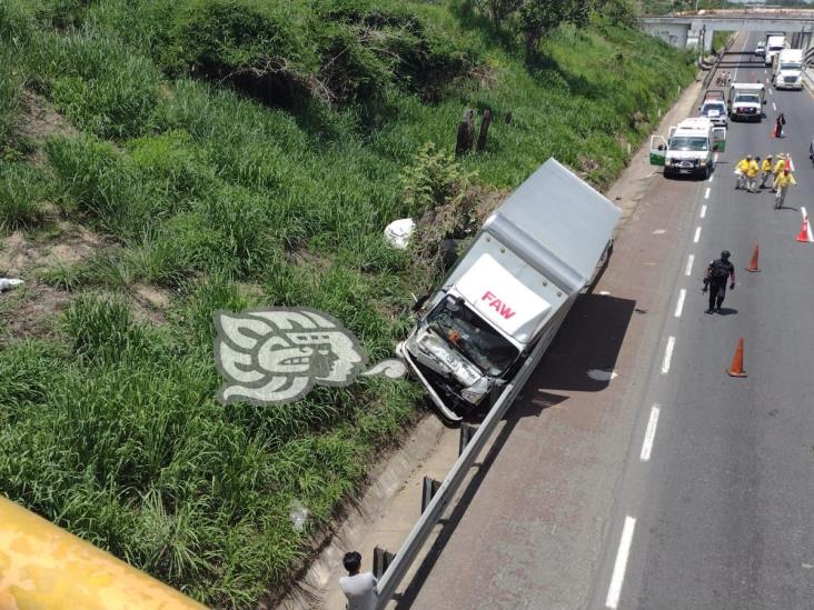 ( + Video) Tractocamión impacta auto en la Cosolea-Nuevo Teapa; muere niño de 7 años