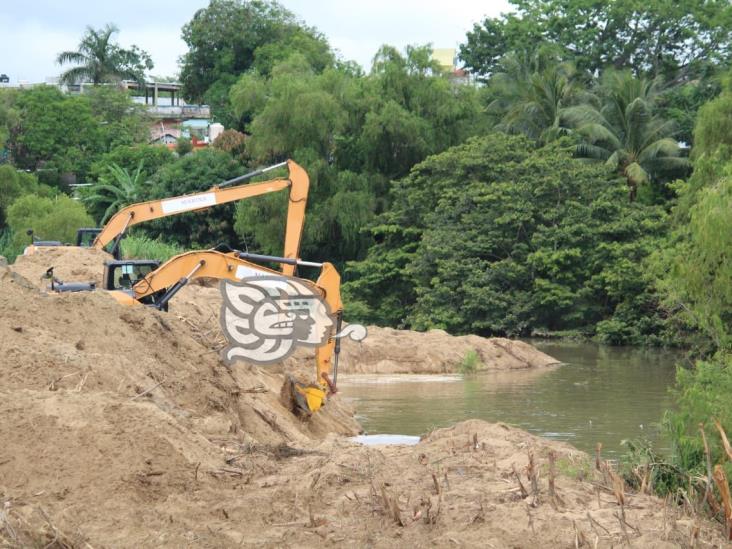 Noé Castillo Olvera cumple, inicia el dragado del río Aguadulcita