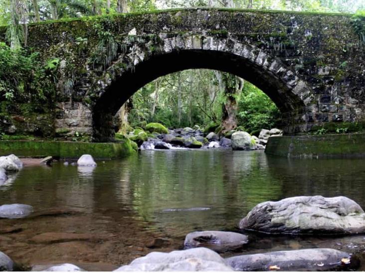 Tras fuertes lluvias, reportan posibles daños en Puente del Diablo de Coatepec