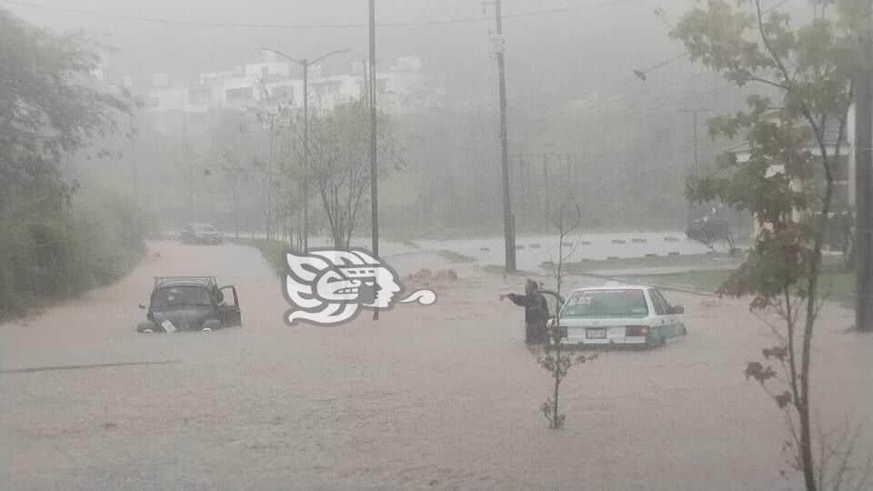 ¡Cuidado! Reportan áreas inundadas cerca de Arco Sur, en Xalapa