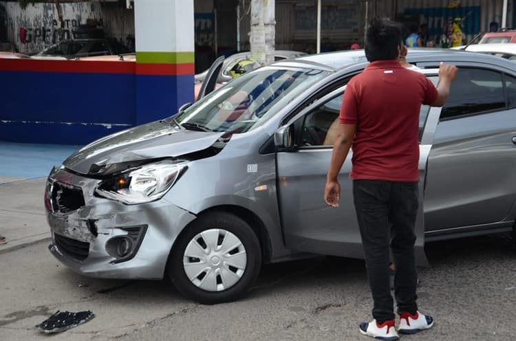 Conductora sufre crisis nerviosa tras accidente en calles de Veracruz