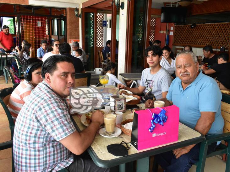 Favorable afluencia en restaurantes de Coatzacoalcos por Día del Padre