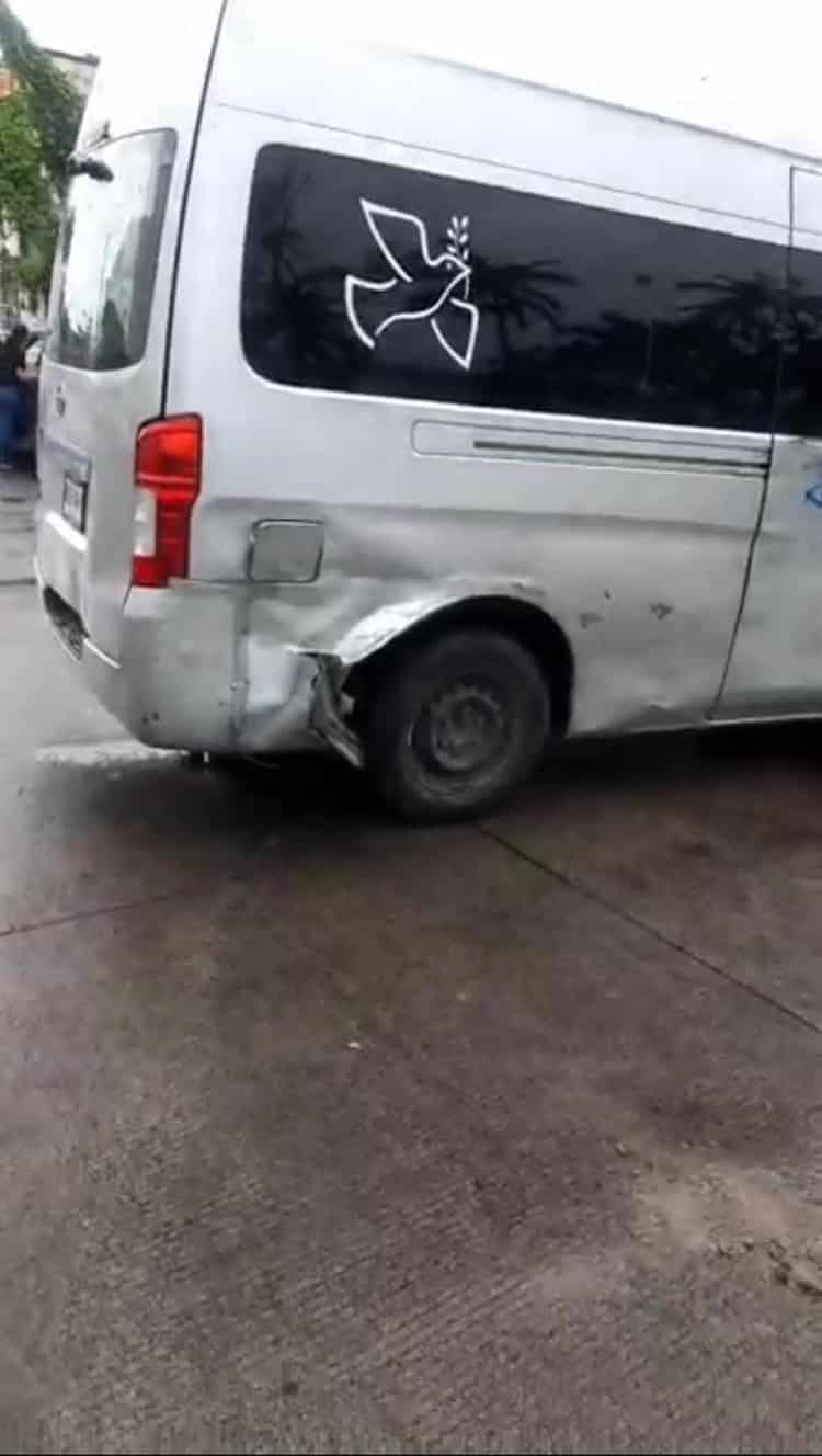 Conductor de taxi provoca choque en calles del centro de Veracruz